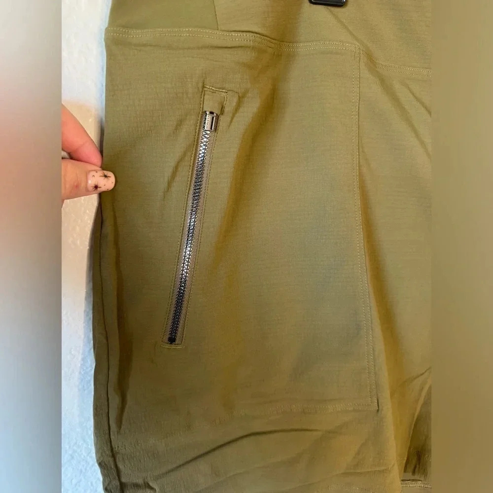 ATHLETA TREKKIE NORTH MID RISE SHORT - Picture 7 of 9